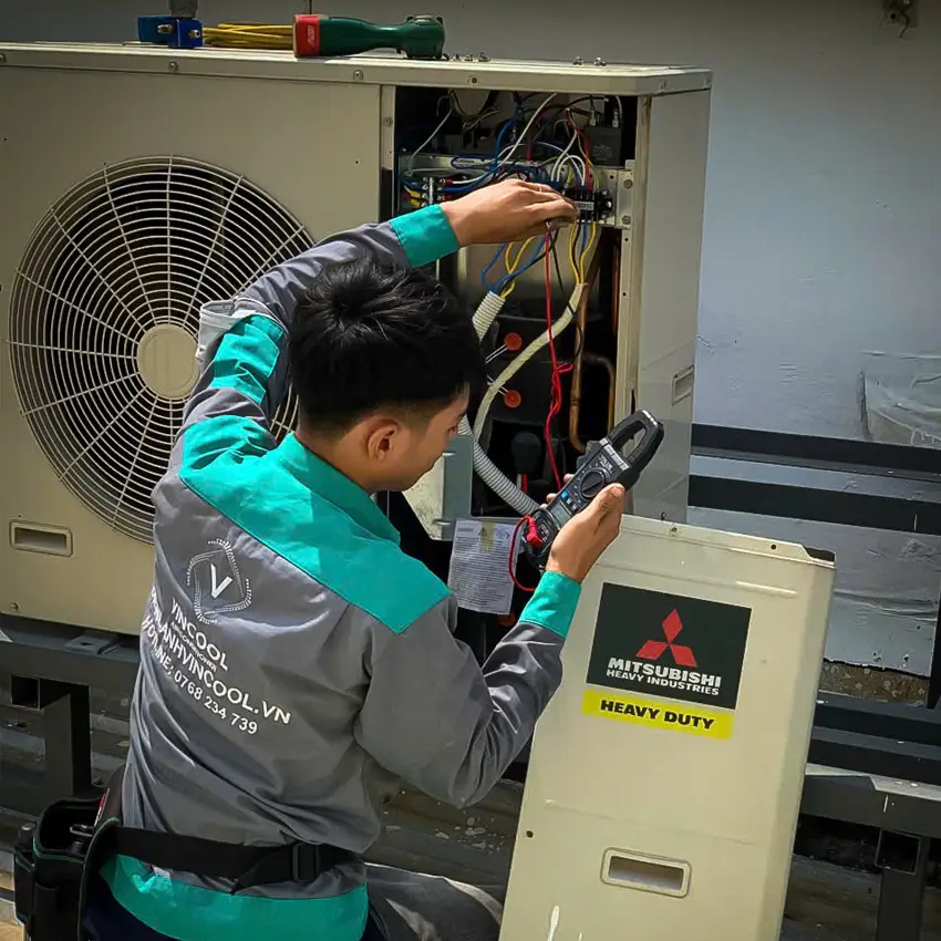 Liên hệ kỹ thuật viên chuyên nghiệp để chẩn đoán và xử lý triệt để lỗi điều hòa tự ngắt bất thường