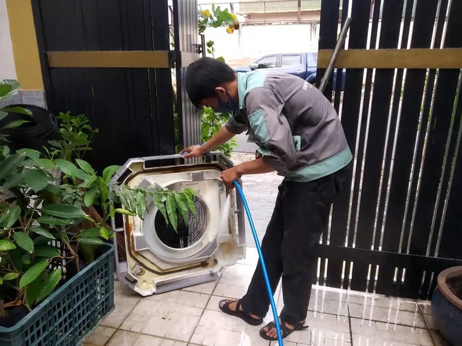 Điện lạnh Vincool tiến hành vệ sinh máy giặt cho khách hàng