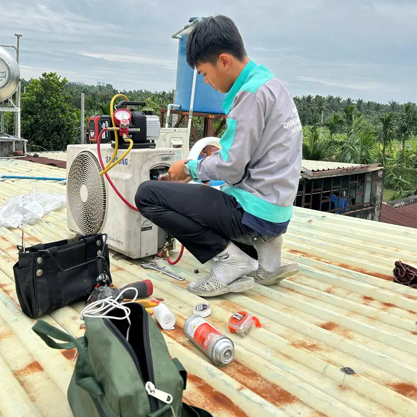 Nên gọi thợ chuyên môn kiểm tra và nạp gas khi điều hòa có dấu hiệu thiếu hụt