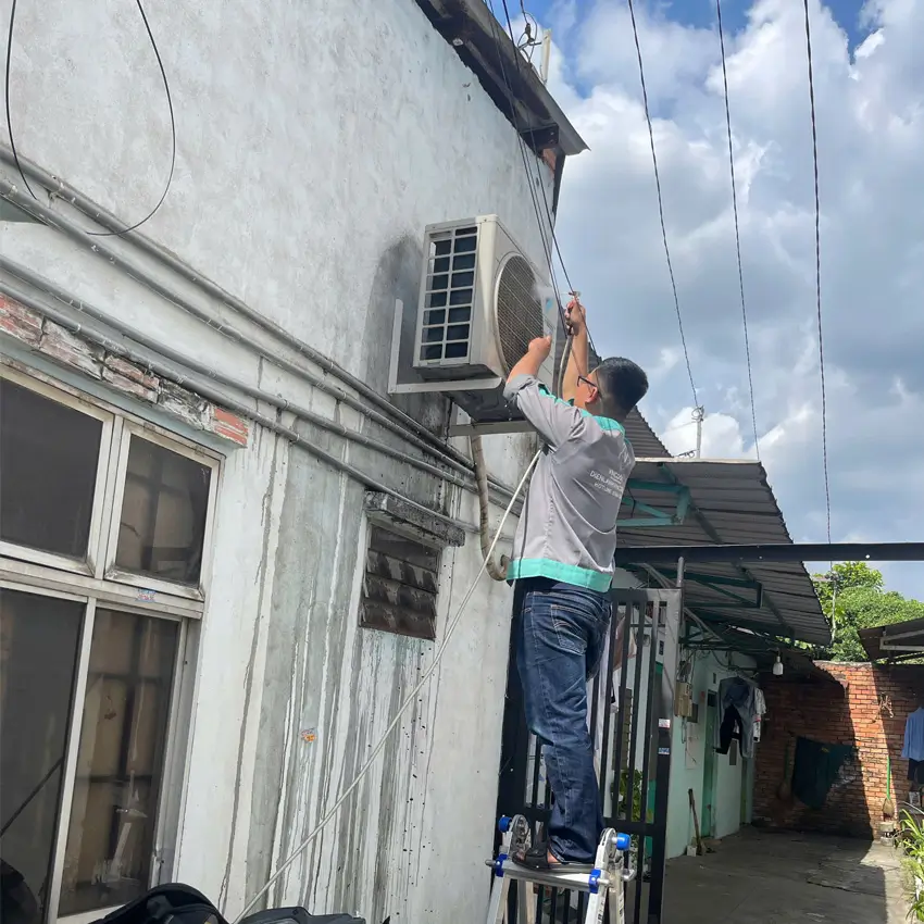 Vệ sinh dàn nóng định kỳ giúp ngăn ngừa tình trạng quá tải nhiệt