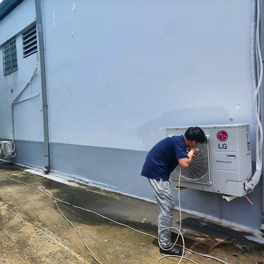 Vệ sinh máy lạnh quận Bình Tân uy tín, có mặt trong 30 phút Kỹ thuật viên Vincool tiến hành vệ sinh dàn nóng máy lạnh