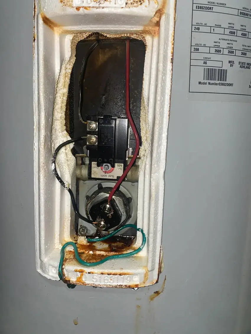 Sửa máy nước nóng Hóc Môn uy tín tại nhà, giá cạnh tranh Linh kiện máy nước nóng bị rỉ sét, tiềm ẩn nguy cơ rò điện và chập cháy khi sử dụng