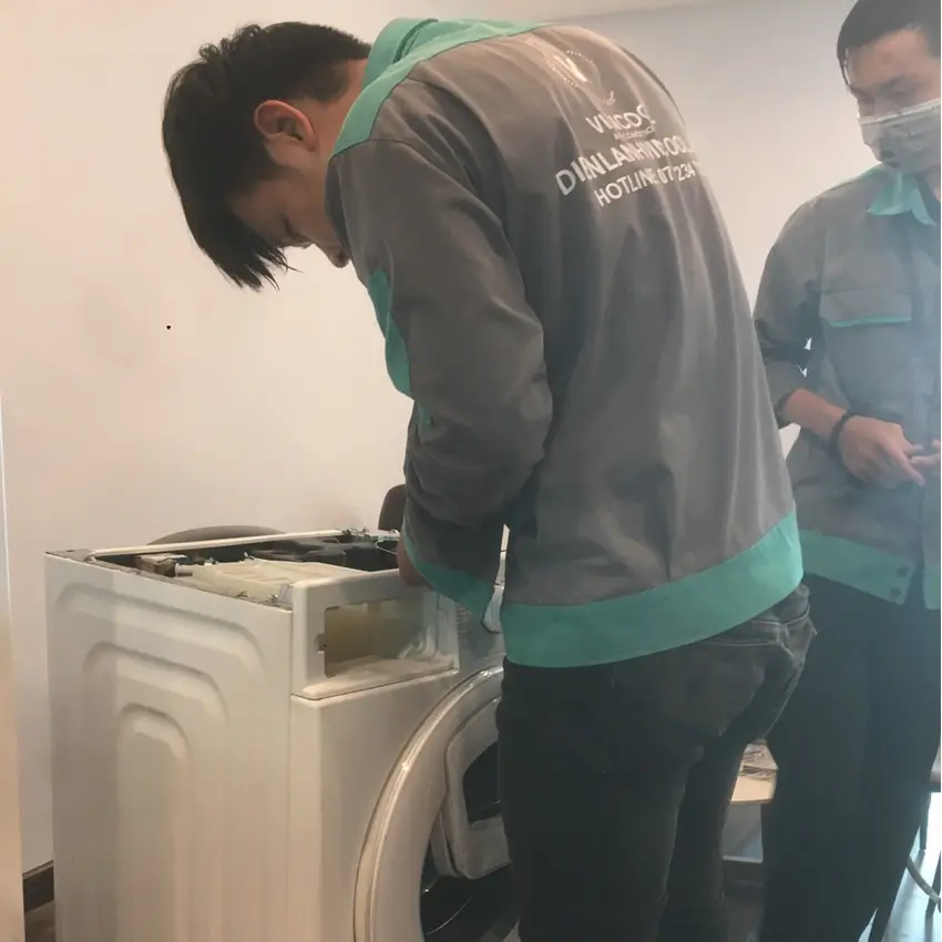 Kỹ thuật viên tại Vincool thực hiện Kiểm tra kỹ máy giặt trước khi báo giá và sửa chữa
