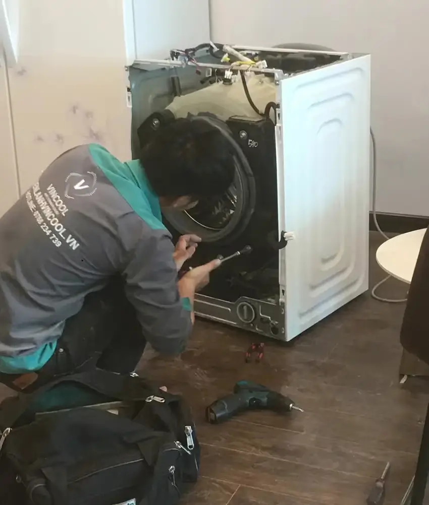 Kỹ thuật viên Điện lạnh Vincool tiến hành kiểm tra máy giặt để báo giá chính xác