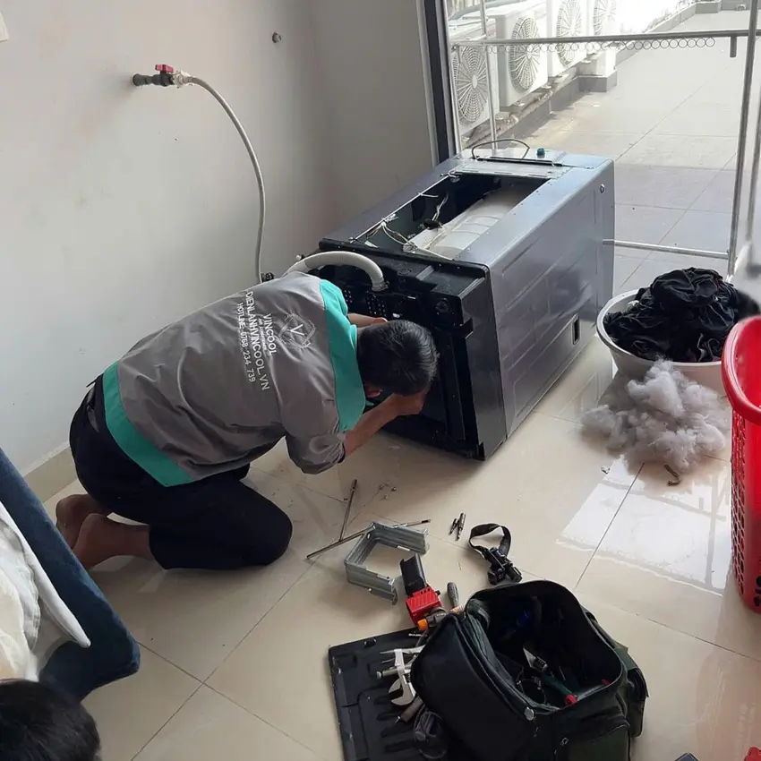 Kỹ thuật viên Vincool tiến hành kiểm tra và xác định đúng lỗi máy giặt để báo giá chính xác