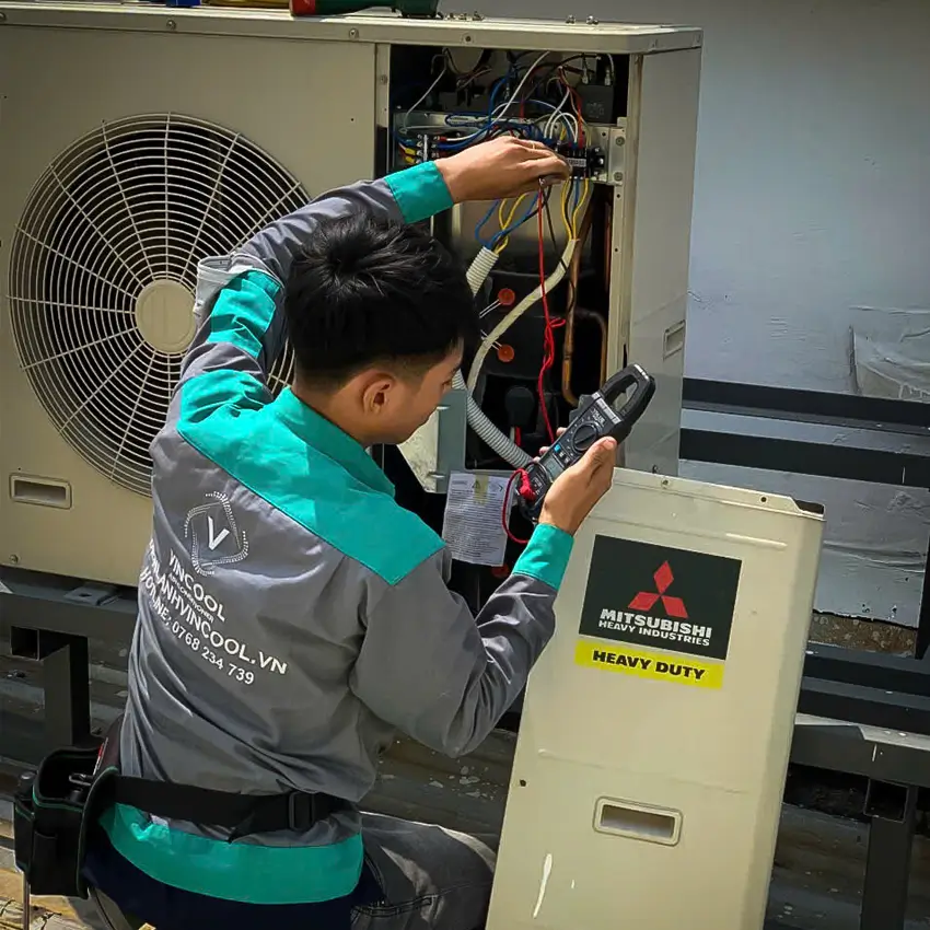 Kỹ thuật viên Vincool đang kiểm tra lại thông số kỹ thuật trước khi bàn giao