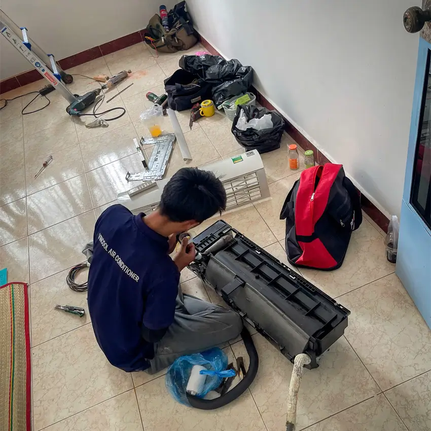 Kỹ thuật viên Vincool tiến hành sửa chữa máy lạnh đúng kỹ thuật