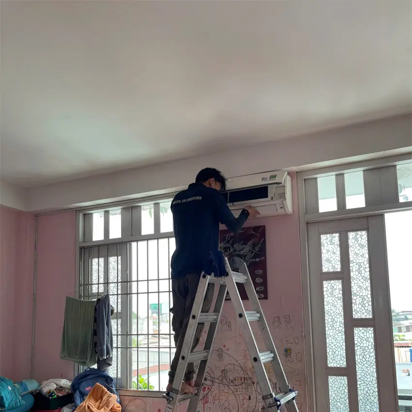 Kỹ thuật viên Vincool kiểm tra dàn lạnh để xác định nguyên nhân hư hỏng