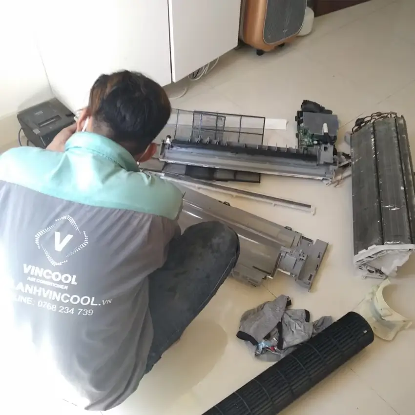 Tháo lắp máy lạnh quận 1 uy tín, có mặt nhanh trong 30 Phút Kỹ thuật viên Vincool tháo dỡ máy lạnh cũ đúng kỹ thuật