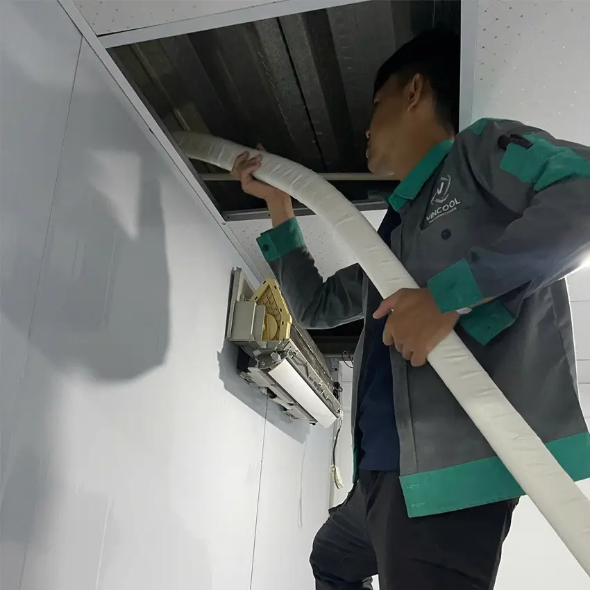 Tháo lắp máy lạnh quận 1 uy tín, có mặt nhanh trong 30 Phút Thợ Điện lạnh Vincool đi ống thoát nước đúng kỹ thuật cho máy lạnh