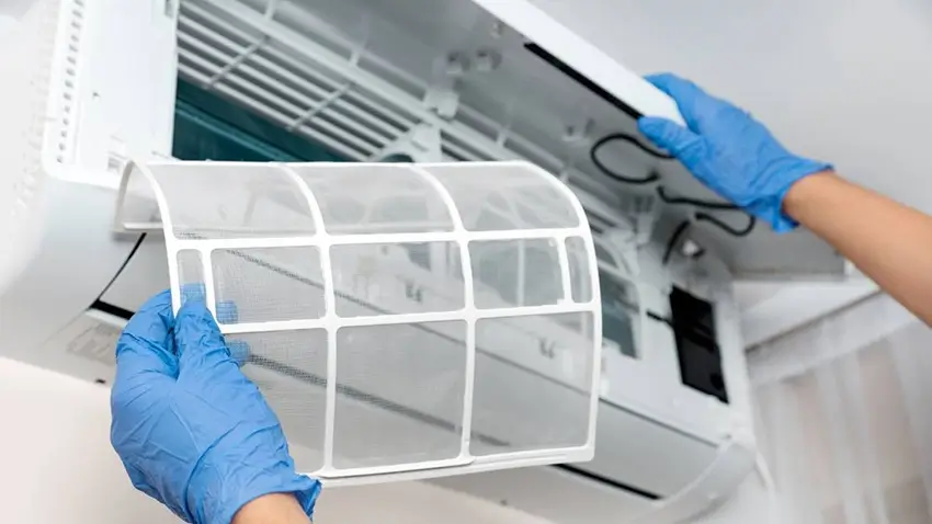 Tại sao máy lạnh bị chảy nước? Giải thích đầy đủ A–Z Tháo và vệ sinh lọc gió ở dàn lạnh