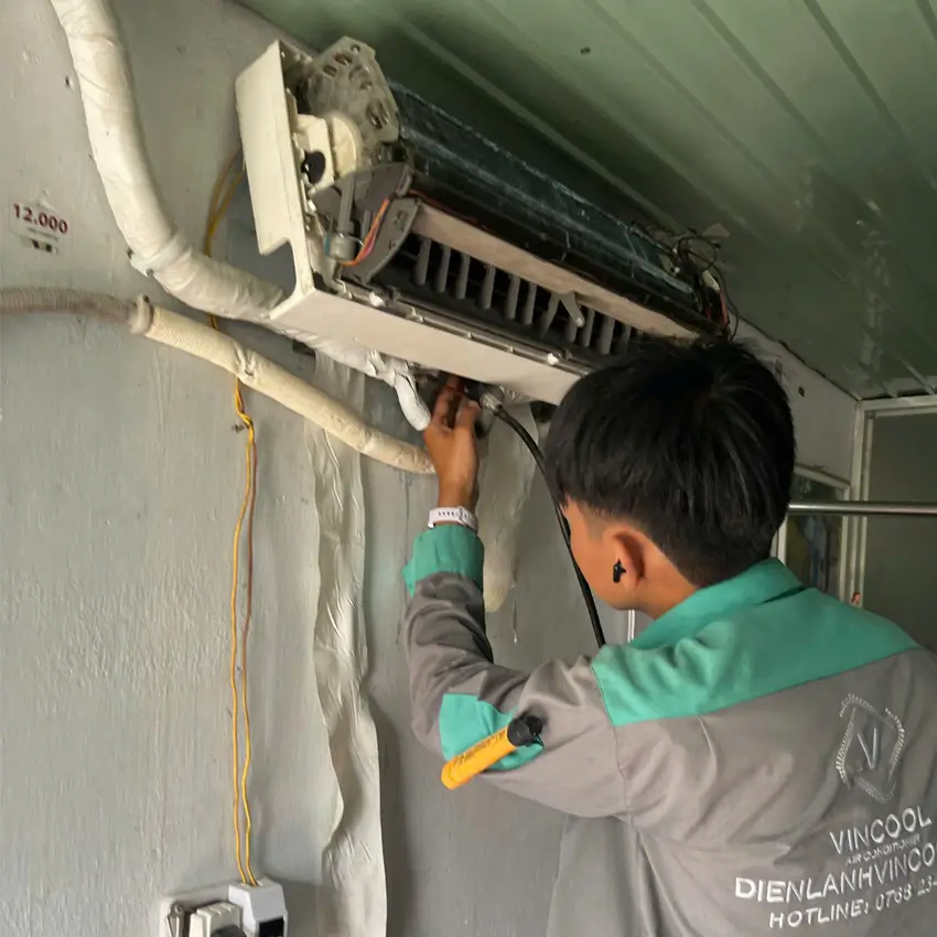 Tại sao máy lạnh bị chảy nước? Giải thích đầy đủ A–Z Thực hiện thông ống thoát nước bị nghẹt