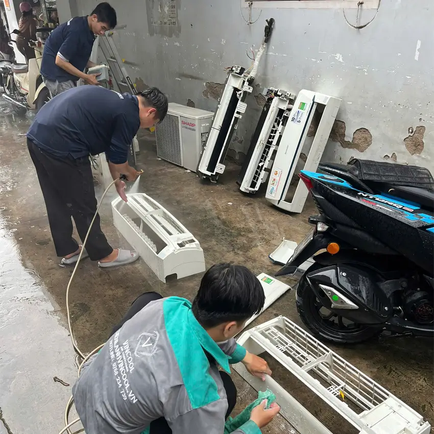 Các kỹ thuật viên Vincool đang vệ sinh máy lạnh chuyên sâu