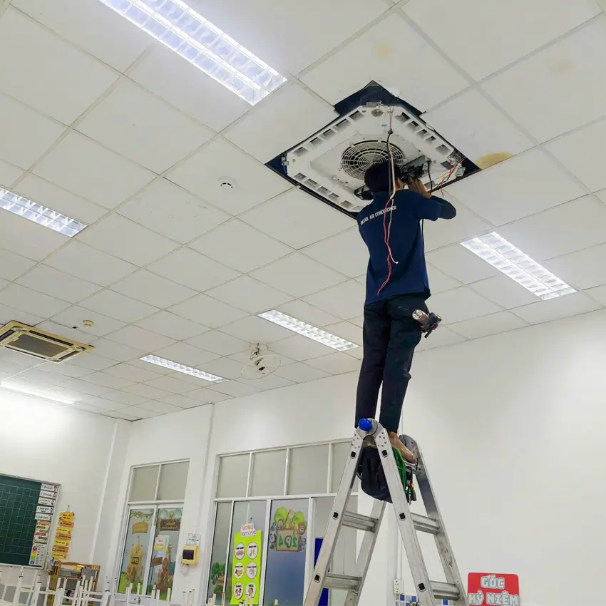 Kỹ thuật viên Vincool vệ sinh máy lạnh âm trần tại Tân Phú