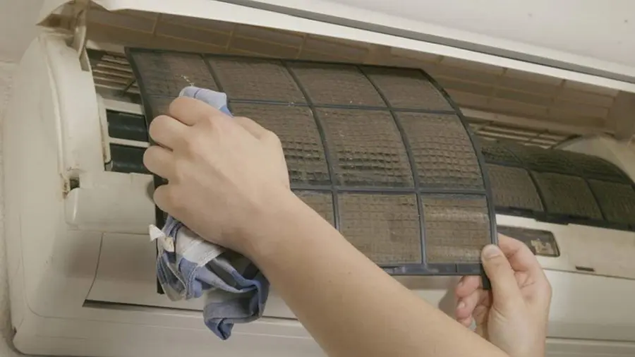 Vệ sinh máy lạnh để khắc phục tình trạng máy lạnh chảy nước