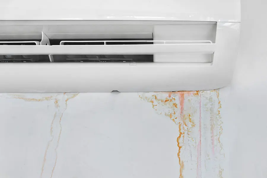 Máy lạnh chảy nước tạo nên các vệt loang lổ kém thẩm mỹ cho bức tường