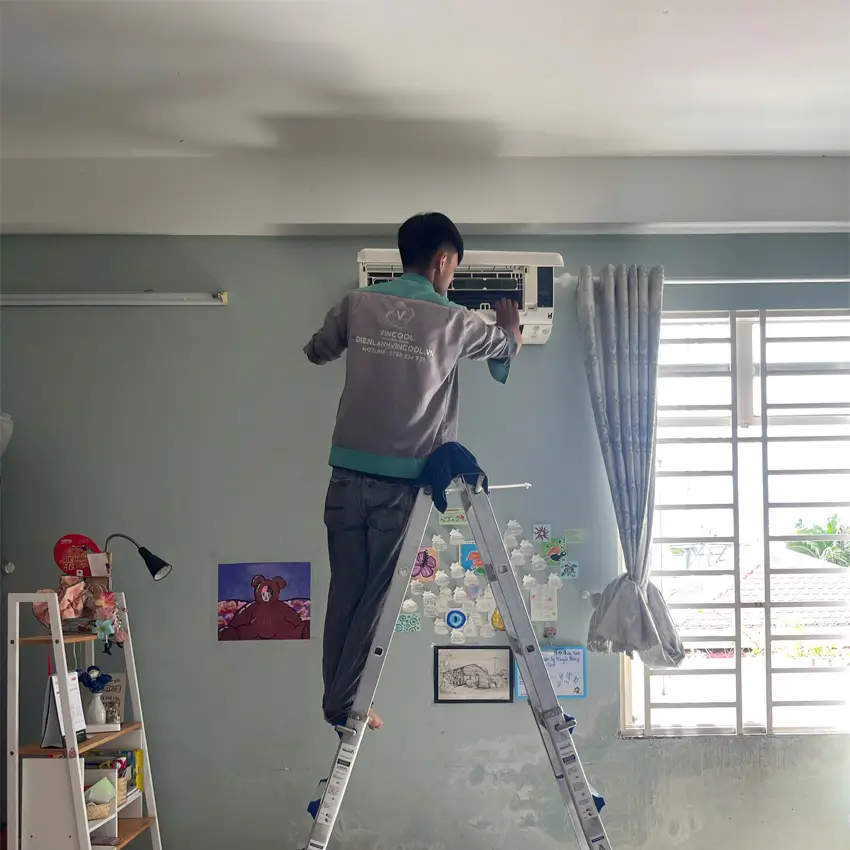 Kỹ thuật viên Vincool tiến hành tháo dỡ máy lạnh ở vị trí cũ