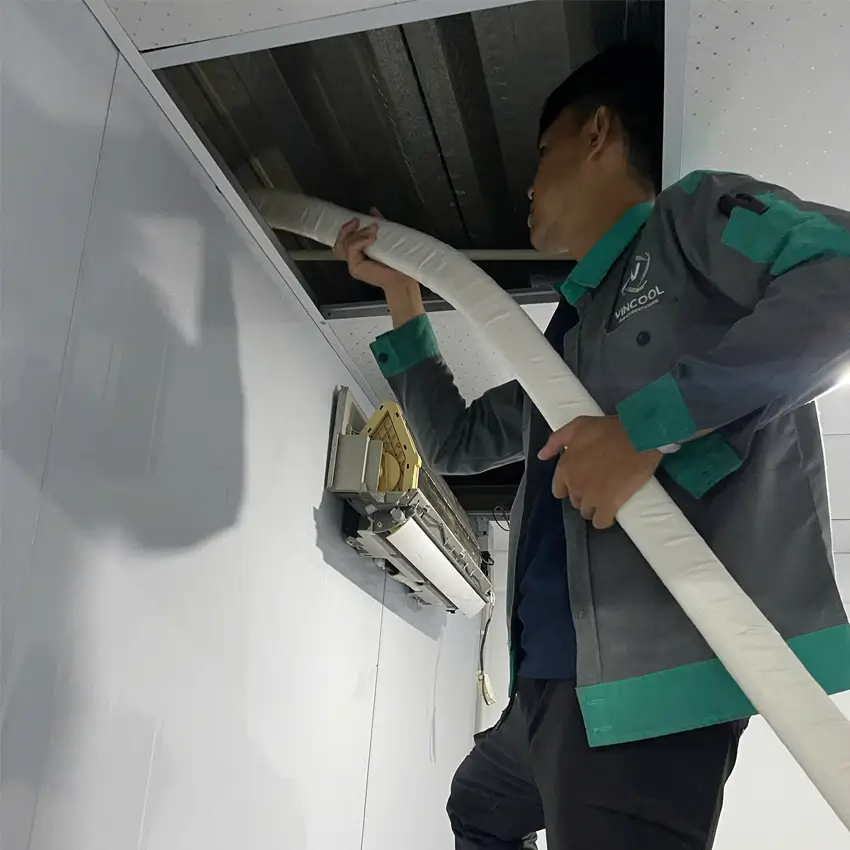Kỹ thuật viên Vincool đi ống thoát nước