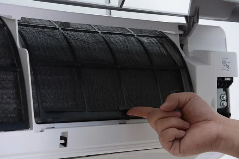 Lưới lọc bị bám bẩn là nguyên nhân phổ biến nhất làm máy lạnh bị rỉ nước