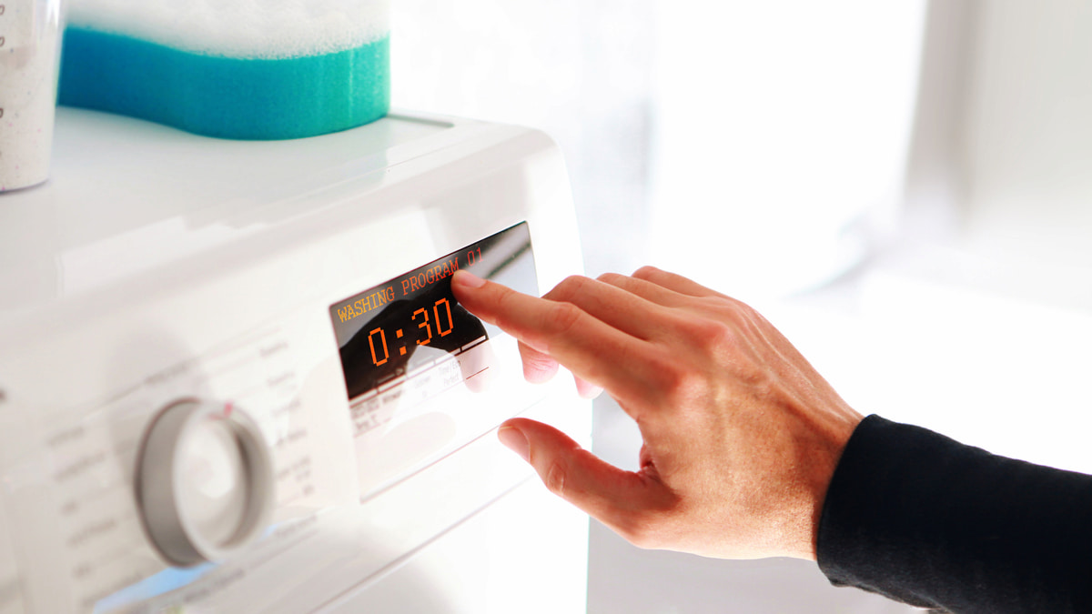 Kiểm tra đường dây điện để đảm bảo điện năng giúp máy giặt hoạt động ổn định