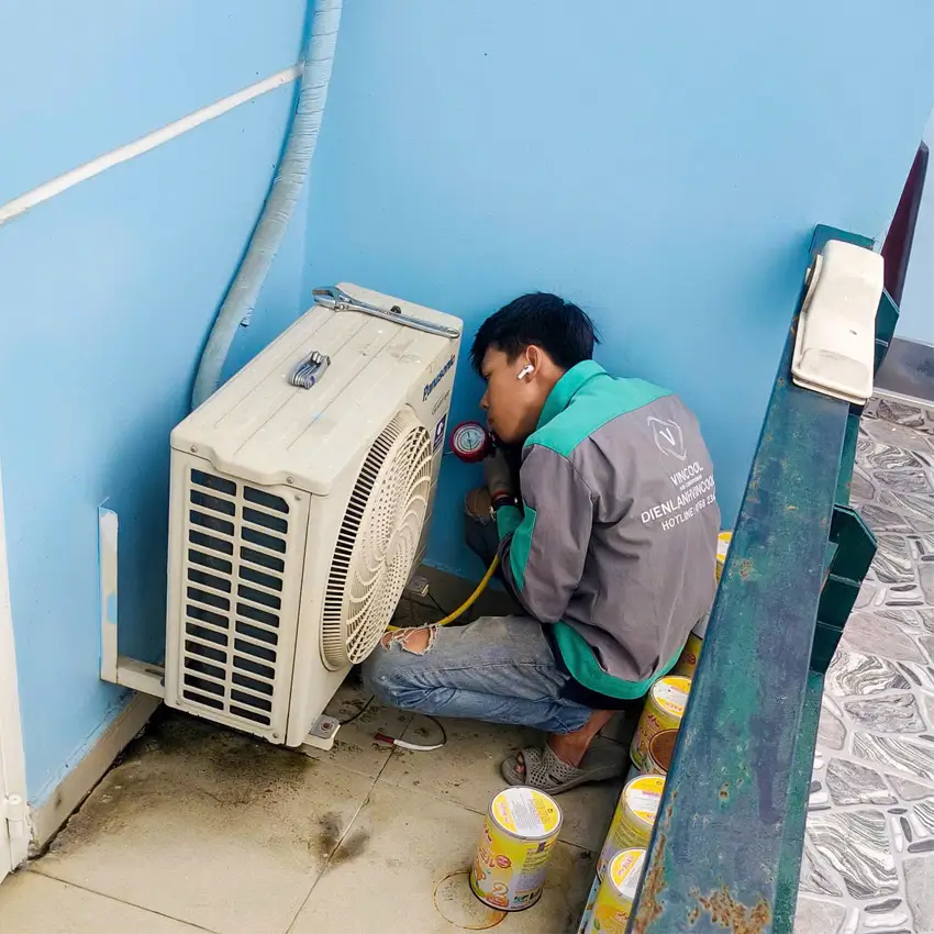 Tránh đặt cục nóng ở góc chật hoặc để đồ vật cản luồng gió.