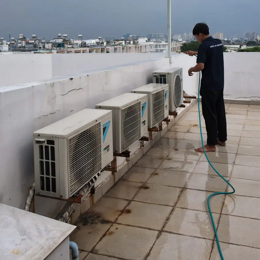 Lắp cục nóng cao khỏi sàn giúp hạn chế tiếp xúc với nước đọng.