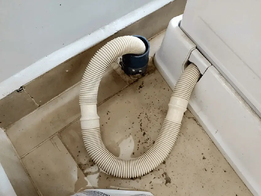 Ống xả bị gấp khúc hoặc xoắn khiến nước không thoát ra được