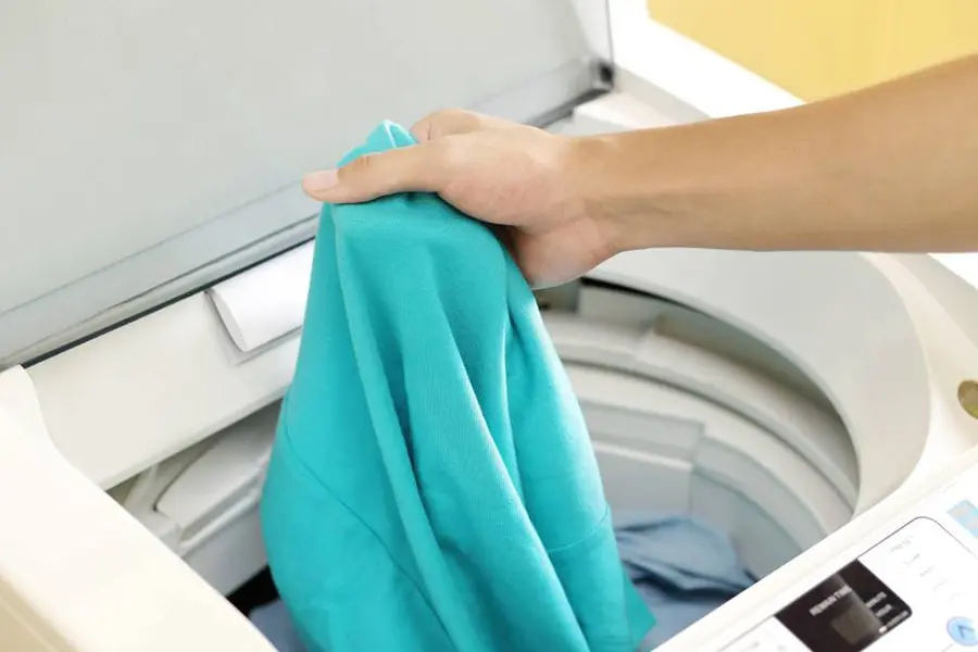 Lấy bớt quần áo ra khỏi lồng giặt khi máy hiện lỗi U3