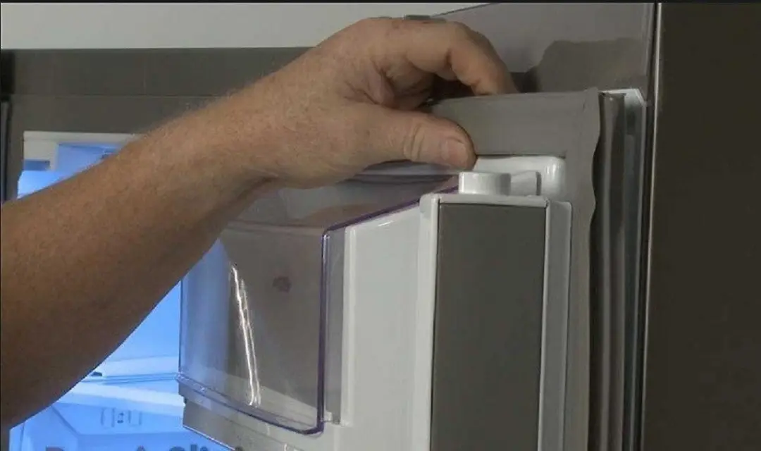 Sửa tủ lạnh không đông đá bằng cách dán hoặc thay gioăng cao su mới