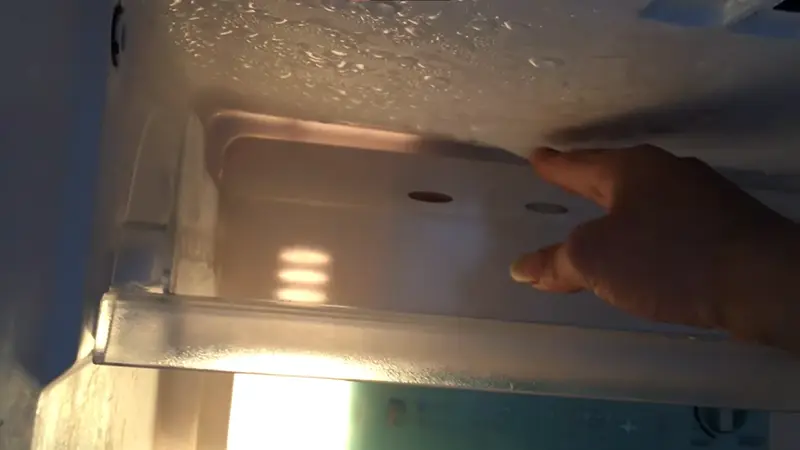 Tủ lạnh bị rò rỉ nước bởi nhiều lý do