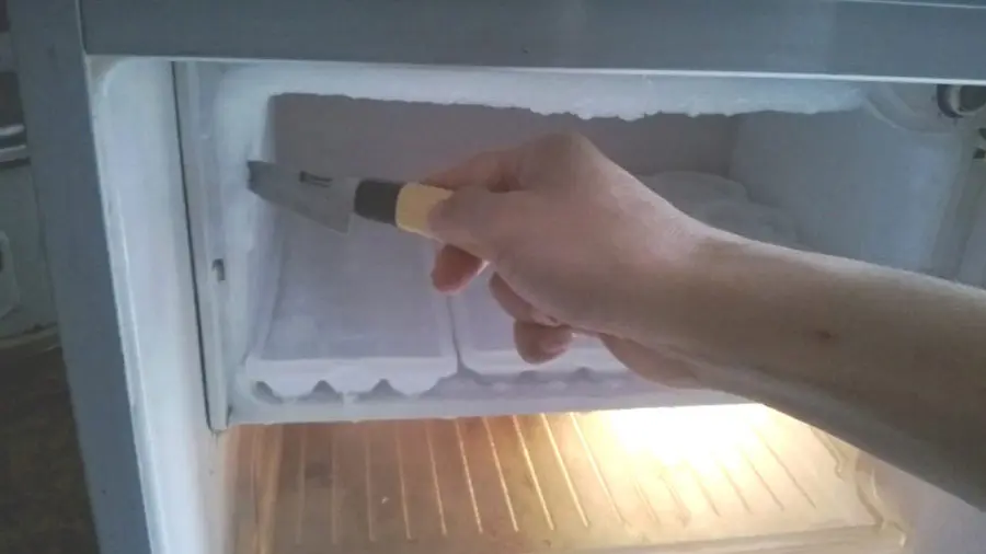 Sử dụng vật nhọn để làm sạch tủ lạnh đóng tuyết gây thủng dàn lạnh