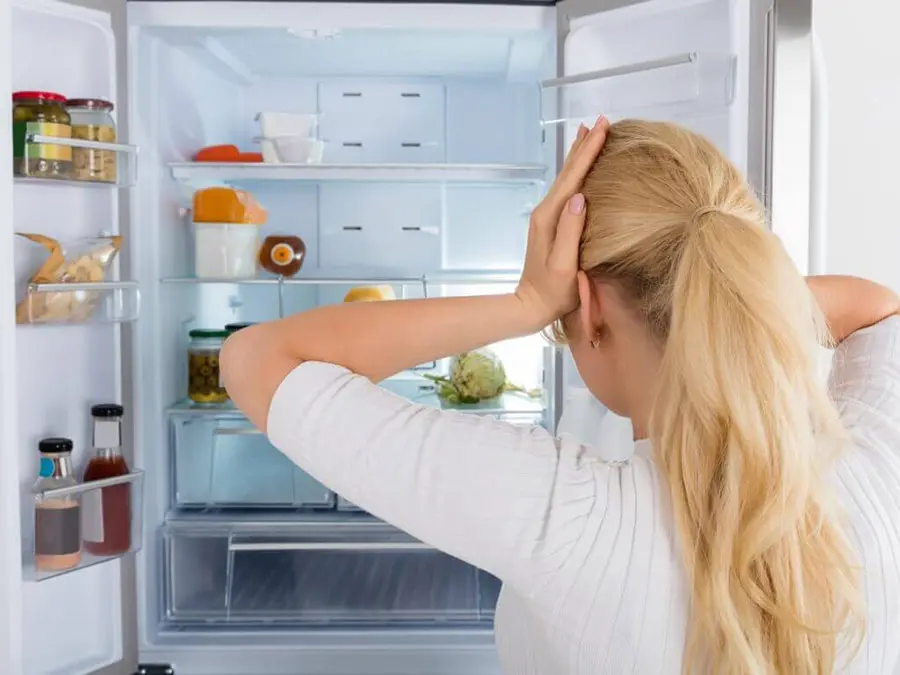 Tủ lạnh không được vệ sinh thường xuyên là nguyên nhân chủ yếu gây ra mùi hôi