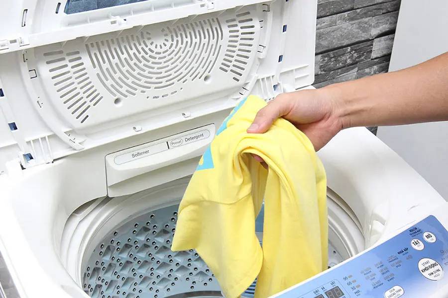Cho quần áo vào máy vừa đủ với khối lượng giặt của máy