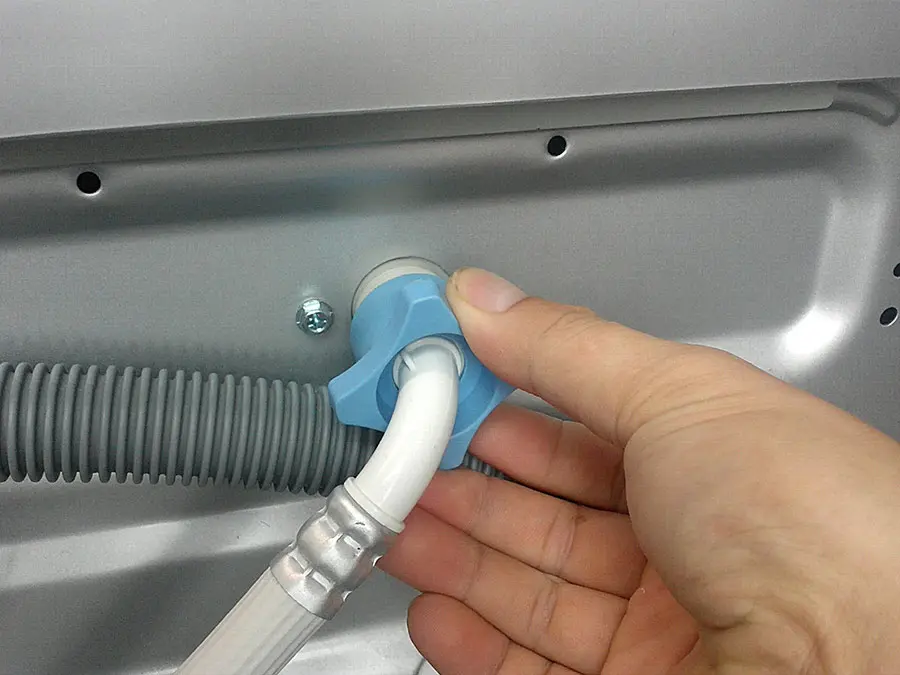 Tự sửa máy giặt không vắt bằng cách vệ sinh ống cấp nước