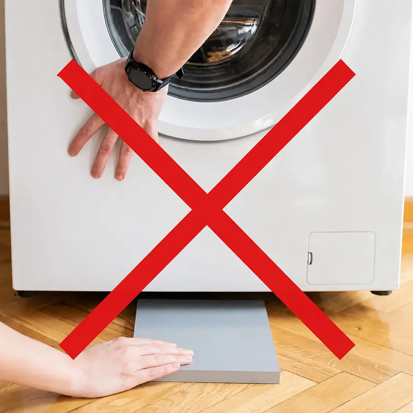 Không dùng gạch, gỗ hay vật dụng tạm bợ để kê chân máy vì chúng rất dễ xê dịch khi lồng giặt hoạt động