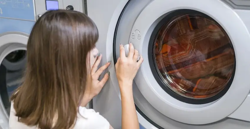 Kiểm tra cửa máy giặt có bị kẹt không
