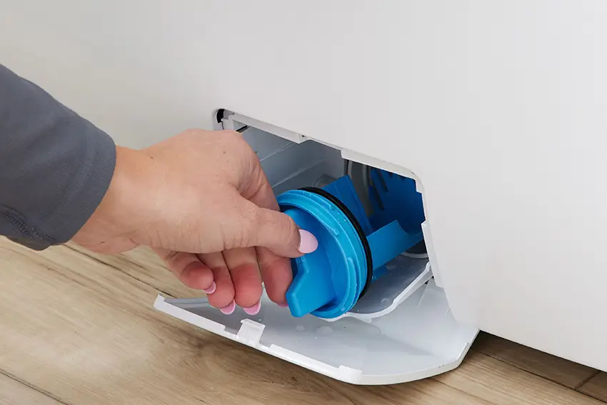 Tháo và vệ sinh bộ lọc bơm xả