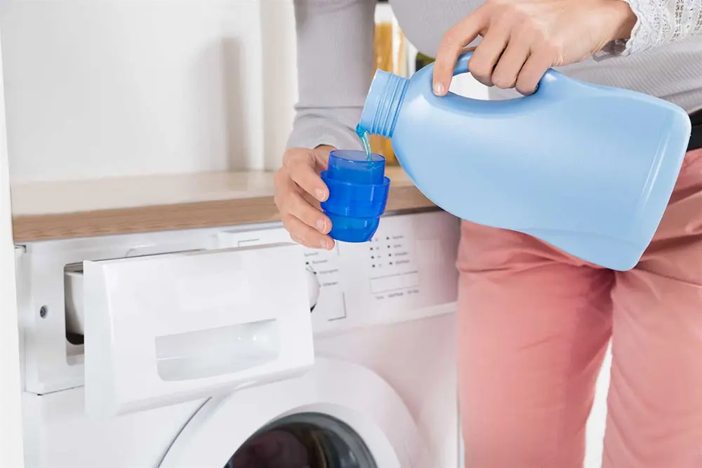 Sử dụng chất giặt phù hợp với máy giặt lồng ngang để hạn chế sửa máy giặt Electrolux
