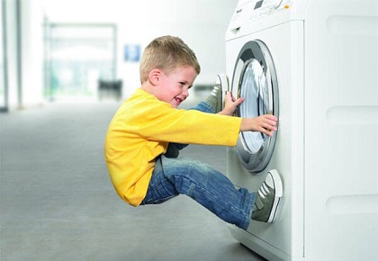 Vì sao máy giặt bị khoá? Cách mở máy giặt bị khoá