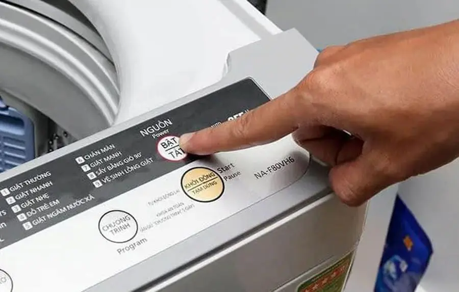 Bấm khởi động máy giặt Panasonic để bắt đầu chương trình vệ sinh máy giặt