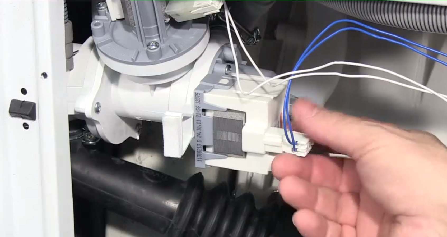 Kiểm tra hệ thống dây mạch để sửa máy giặt Ariston hiện mã lỗi F04 hoặc F07