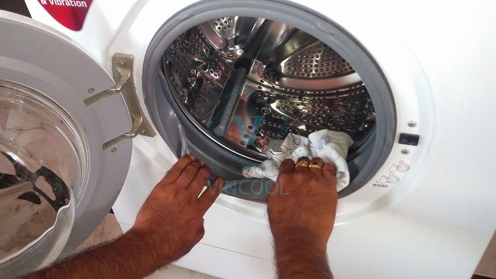 Vệ sinh máy giặt thường xuyên đảm bảo cho lồng giặt luôn sạch sẽ