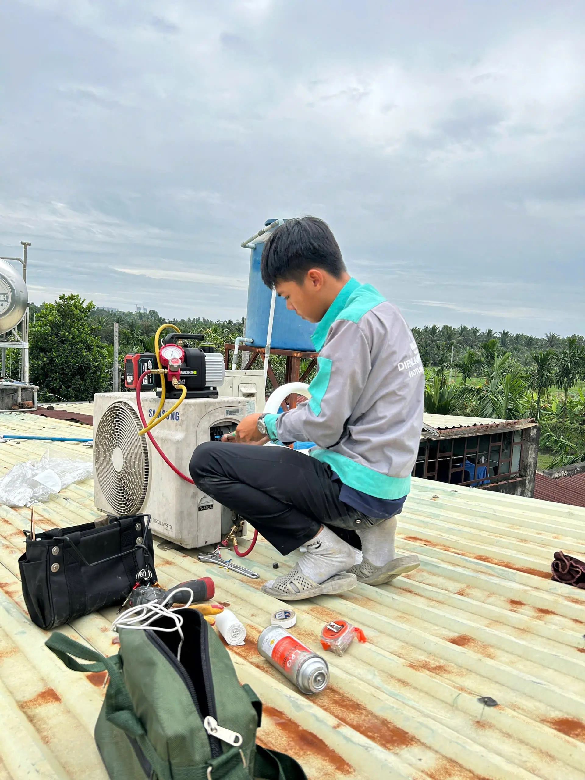 Kỹ thuật viên đang thực hiện bơm gas máy lạnh