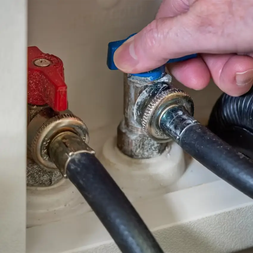 Van nước tổng bị khóa hoặc bị hỏng khiến nước không được cung cấp vào máy từ đó gây ra lỗi IE