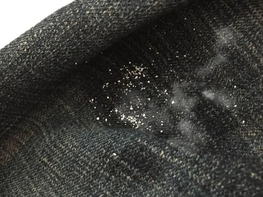 Trên quần áo xuất hiện các cặn bẩn li ti