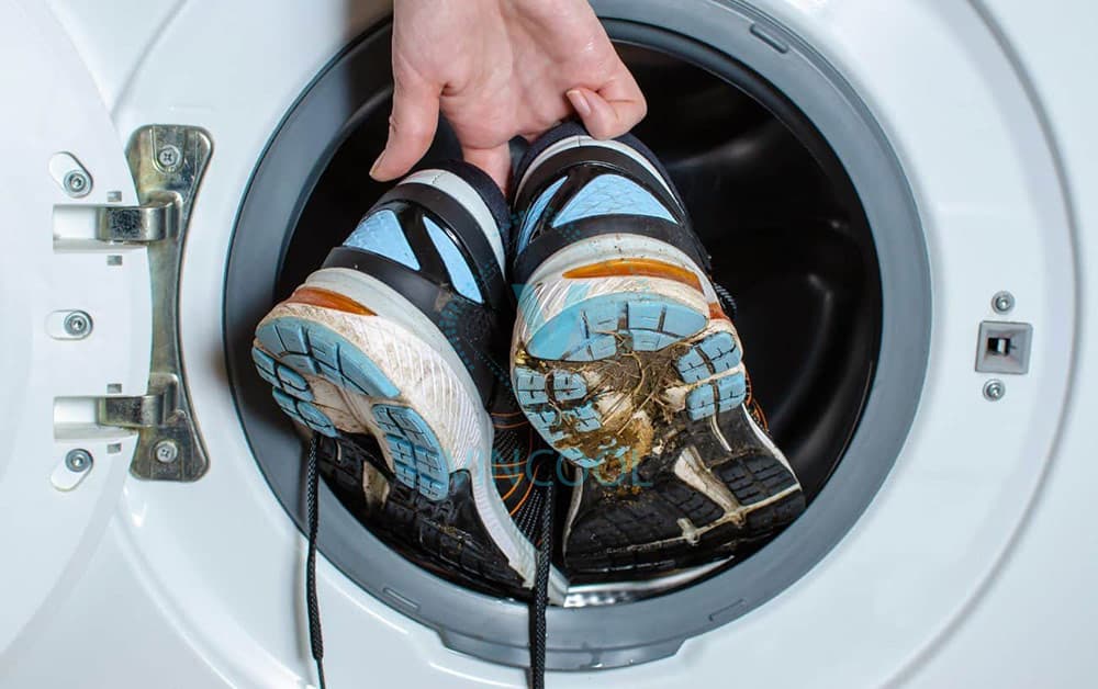 Làm sạch sơ bộ trước khi giặt giày bằng máy giặt