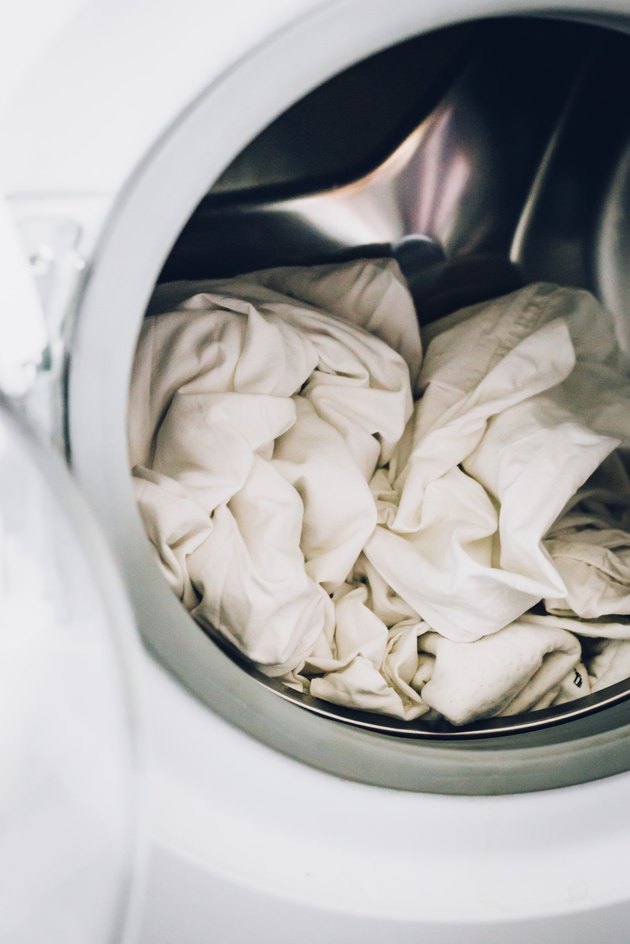 Khử trùng đồ giặt và vệ sinh máy giặt: Cách thực sự làm sạch sau khi bị ốm