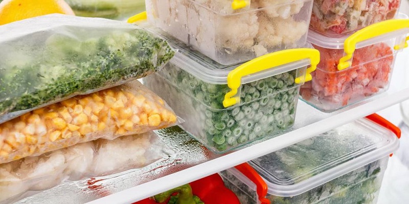 Bảo dưỡng và vệ sinh tủ lạnh thường xuyên giúp loại bỏ bụi bẩn, thức ăn thừa và vi khuẩn, giúp tủ lạnh luôn sạch sẽ, thơm tho và kéo dài tuổi thọ