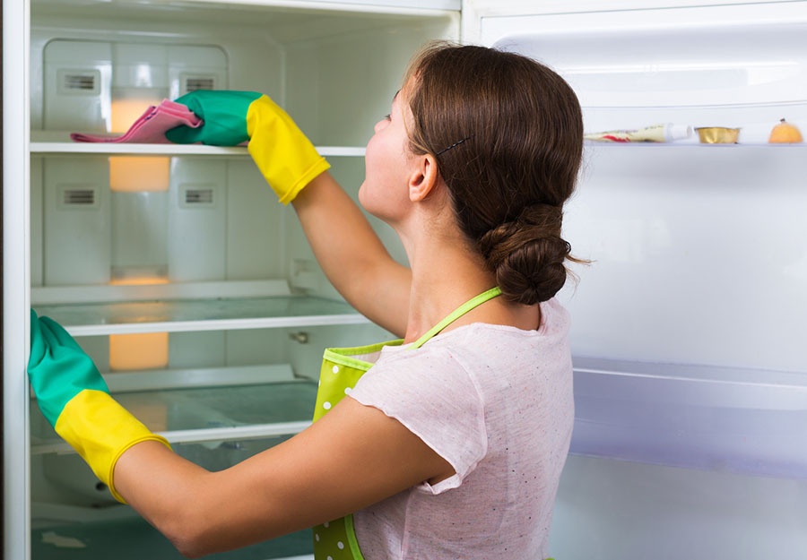 Để tiết kiệm điện khi sử dụng tủ lạnh, bạn nên vệ sinh thiết bị thường xuyên