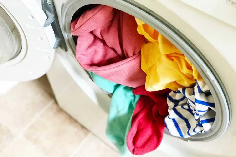 Cách sử dụng máy giặt không phai màu quần áo